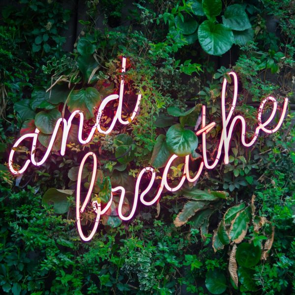 Neonowy napis: and breathe
