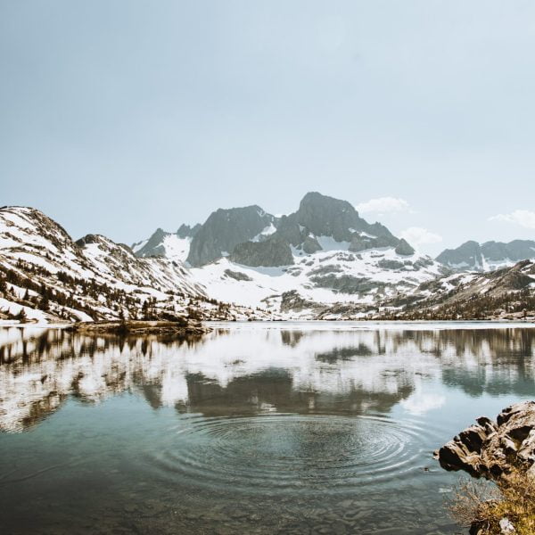 Widok jeziora w górach